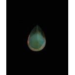 Lose birnenförmige facettierte Opal mit schönem Feuer und einem dunklen Stück am Rand. 12 x 7,2