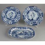 Drei Teile chinesisches Porzellan aus dem 18. Jahrhundert. Bestehend aus: Zwei Teller mit