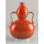 Chinesische Porzellan knorrige Vase mit roter Glasur, Blumen- / Vogel- und Golddekoration. Untere