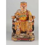 Chinesische holzgeschnitzte polychrome kaiserliche Figur des 19. Jahrhunderts auf Sitz. Abmessungen