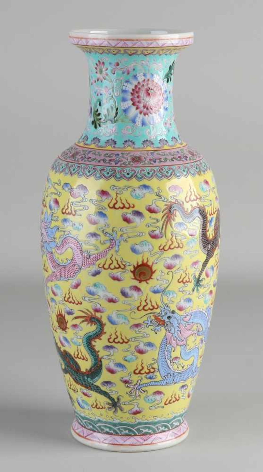 Sehr fein dekorierte chinesische Porzellan Family Rose Vase mit Drachen in Wolken / - Bild 2 aus 3