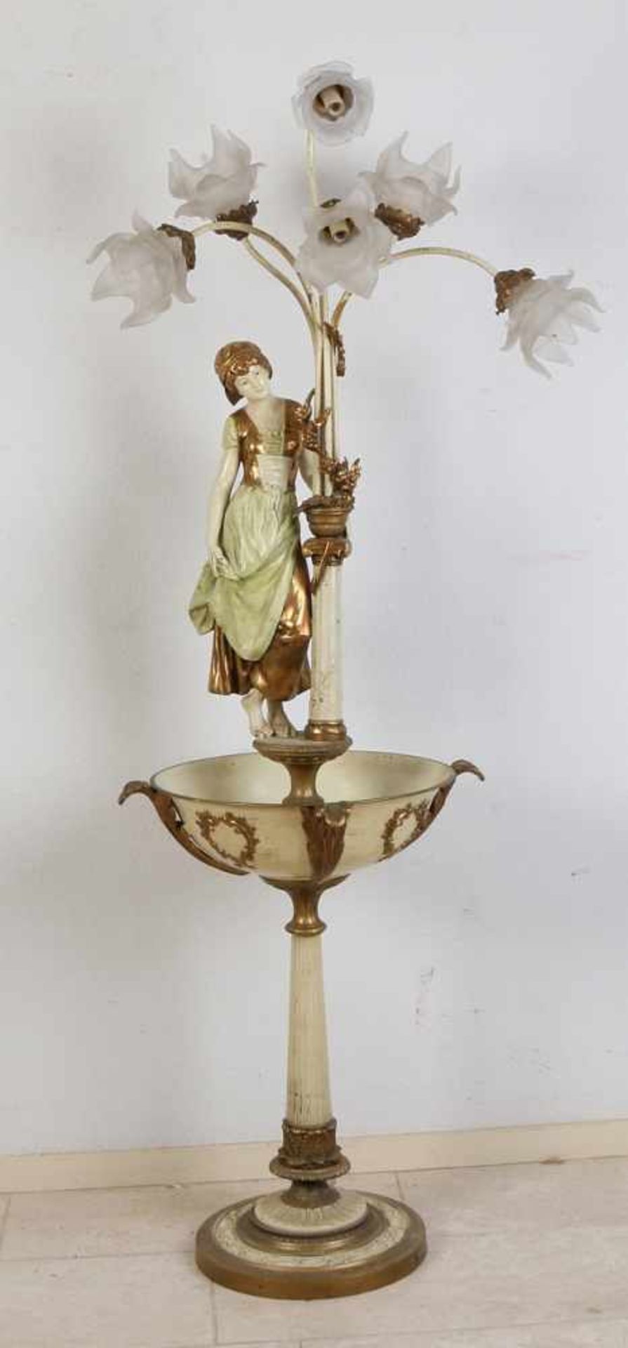Große polychrome Metall-Stehlampe mit Jardiniere und Lady. Um 1900. Abmessungen: H 166 x Ø 43 cm.