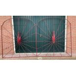 Zwei schmiedeeiserne Tore mit Pfau. Rot gestrichen. 20. Jahrhundert. Größe: 207 x 181 cm. In g