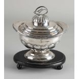 Silbernes Tabakglas, 833/000, ovales Modell mit Riffelung auf ovalem Boden mit Deckel mit