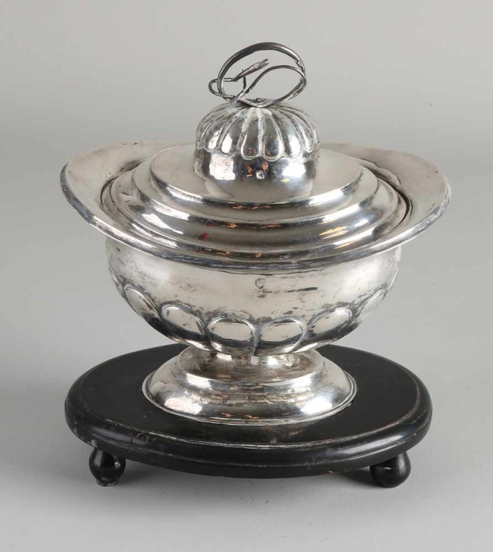 Silbernes Tabakglas, 833/000, ovales Modell mit Riffelung auf ovalem Boden mit Deckel mit