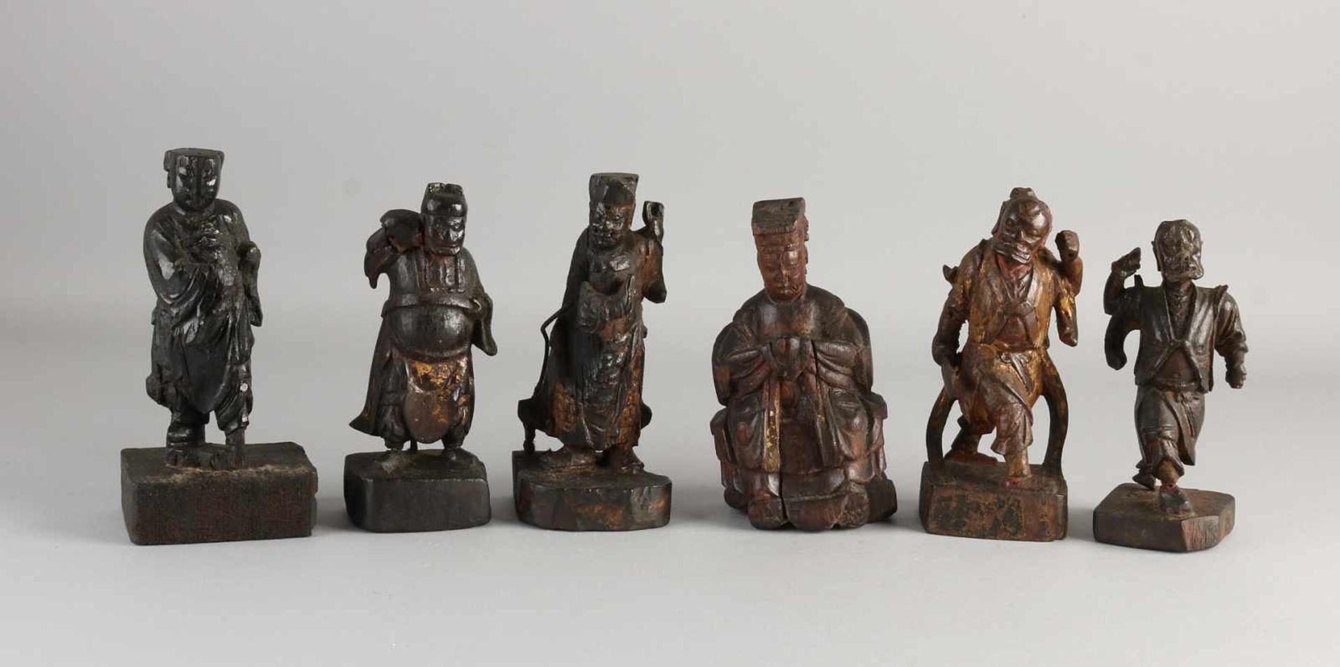 Sechs antike chinesische holzgeschnitzte Tempelfiguren. Polychromiert. 18. - 19. Jahrhundert. Ein