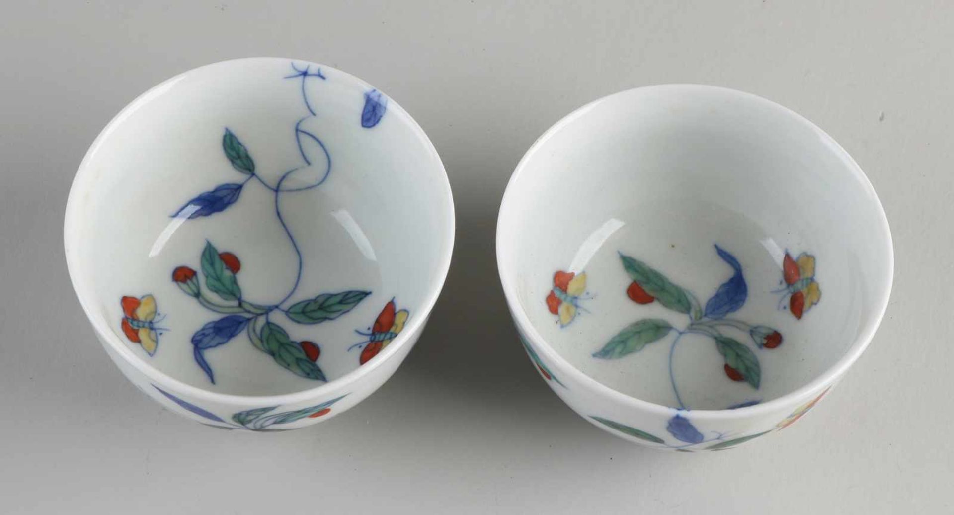 Zwei chinesische Porzellantassen mit Blumen- / Schmetterlingsdekoration. Mit unterer Markierung. - Bild 3 aus 4