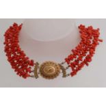 Rote Korallenkette mit Gelbgold-Regionalschloss, 585/000. Halskette aus 3 Reihen dicker Zweige an