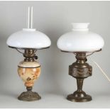 Zwei antike Petroleumlampen. Um 1900. Einmal Keramik, Blumen. Einmal Jugendstil, Messing,