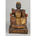 Chinesisches Holz geschnitzter Kaiser / Würdenträger des 18. - 19. Jahrhunderts mit Vergoldung und