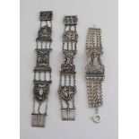 Drei silberne Armbänder, 833/000, aus Bibelverschlüssen, mit Figuren und Blumendekor. Insgesamt