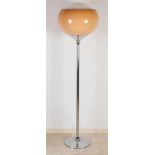 Große Stehlampe im 70er-Jahre-Stil aus Metall / Chrom mit Kunststoffschirm. Abmessungen: H 176 cm.