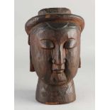 Großer antiker chinesischer Holz geschnitzter Kopf mit Kopfbedeckung. Größe: 31 x 20 x 21 cm. I
