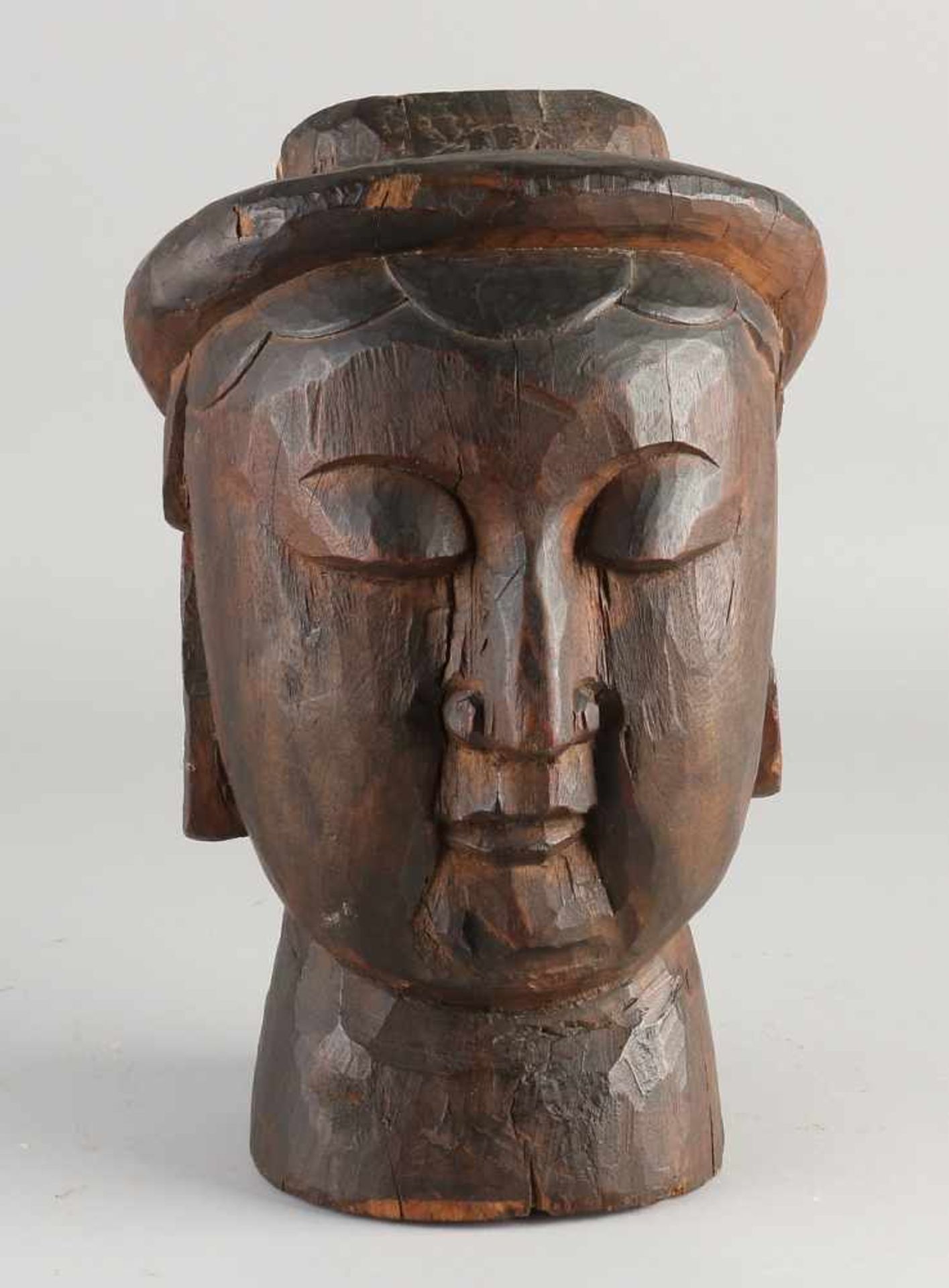 Großer antiker chinesischer Holz geschnitzter Kopf mit Kopfbedeckung. Größe: 31 x 20 x 21 cm. I