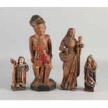 Vier antike polychrome (heilige) holzgeschnitzte Figuren. Verschiedene. Dreimal religiös, 18. -