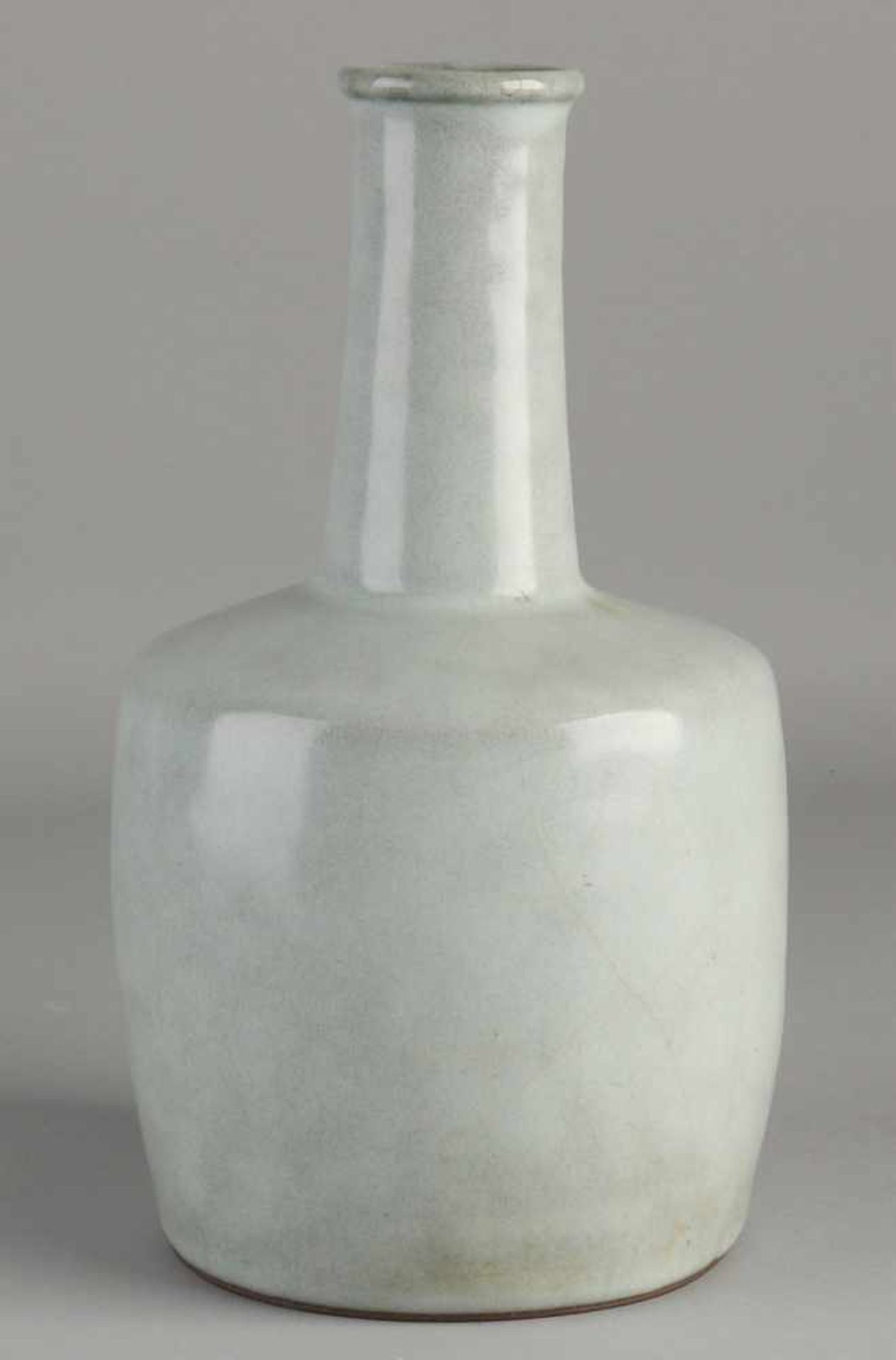 Chinesische Porzellanflaschenvase mit grauer Glasur. Abmessungen: H 23 cm. In guter Kondition.