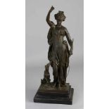 Antike Bronzefigur auf schwarzem Marmorsockel. Von Laurent. 19. Jahrhundert. Deiana Königin der