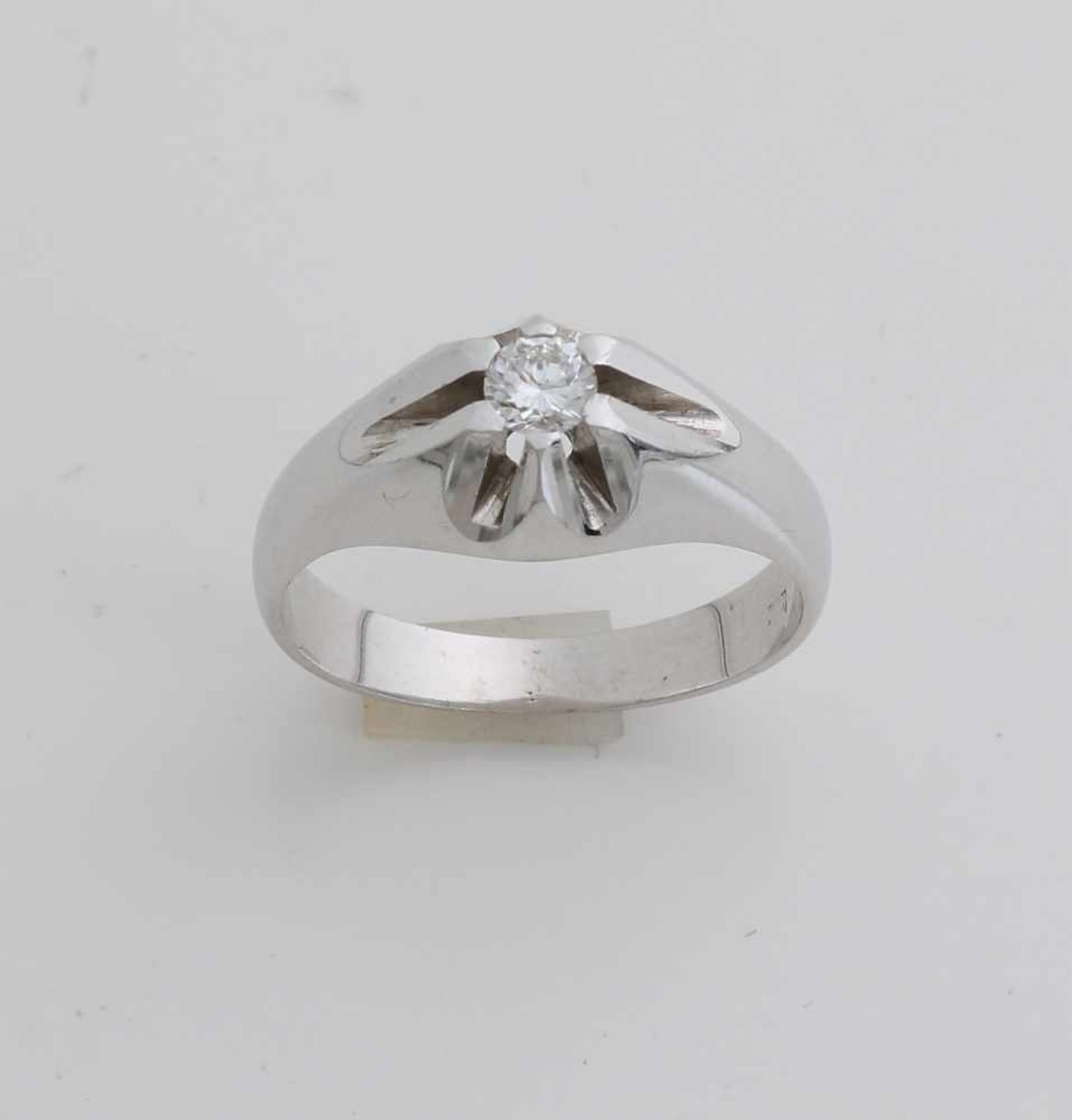 Weißgoldring, 585/000, mit Diamant. Ring mit Tiffany-Fassung mit einem Diamanten im Brillantschlif