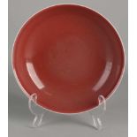Tief chinesischer rot glasierter Teller mit Bodenmarkierung. Größe: 4,7 x Ø 19 cm. In guter