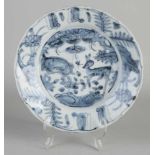 Chinesische Porzellanteller aus dem 17. Jahrhundert mit Hirsch in Landschaftsdekoration. Mit