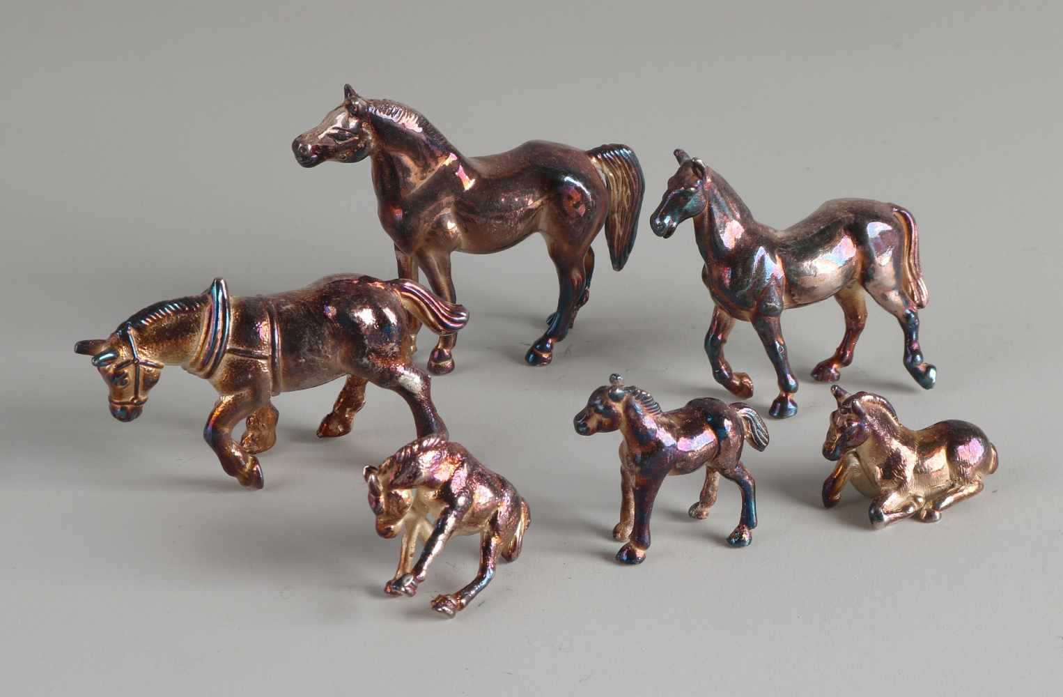Los mit sechs Silberpferden, 925/000. Drei stehende Pferde und drei Fohlen. Mit Gips gefüllt.