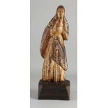 Polychrome Heilige Maria aus dem 18. - 19. Jahrhundert auf Holzsockel. Unterarm fehlt. Größe: H