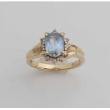 Ring, 416/000, mit Aquamarin und Diamant. Ring mit einer Drehung im Band mit einer Rosette. In der