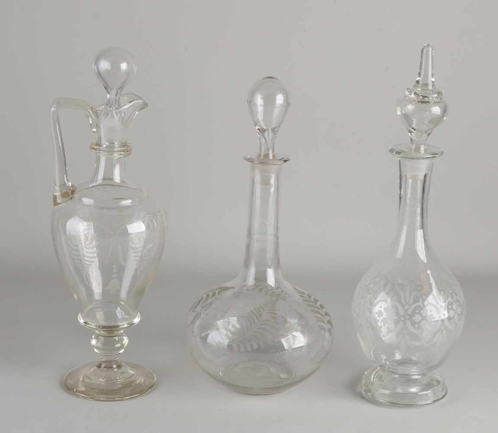 Drei gravierte Glasdekanter aus dem 19. Jahrhundert mit Blumendekor. Größe: 29 - 33 cm. In guter