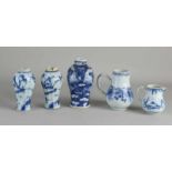 Fünf Teile chinesisches Porzellan aus dem 18. Jahrhundert. Quen Lung et cetera. Drei Vasen + zwei