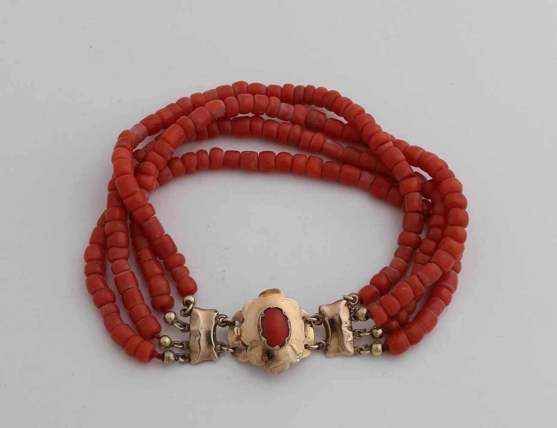 Armband aus 4 Reihen roter Koralle, ø5mm, befestigt an einem Gelbgoldverschluss, ovales Modell in