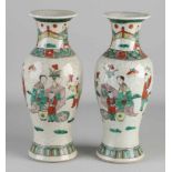 Zwei chinesische kantonesische Porzellanvasen mit tanzenden Figuren. Abmessungen: H 25,5 cm. In