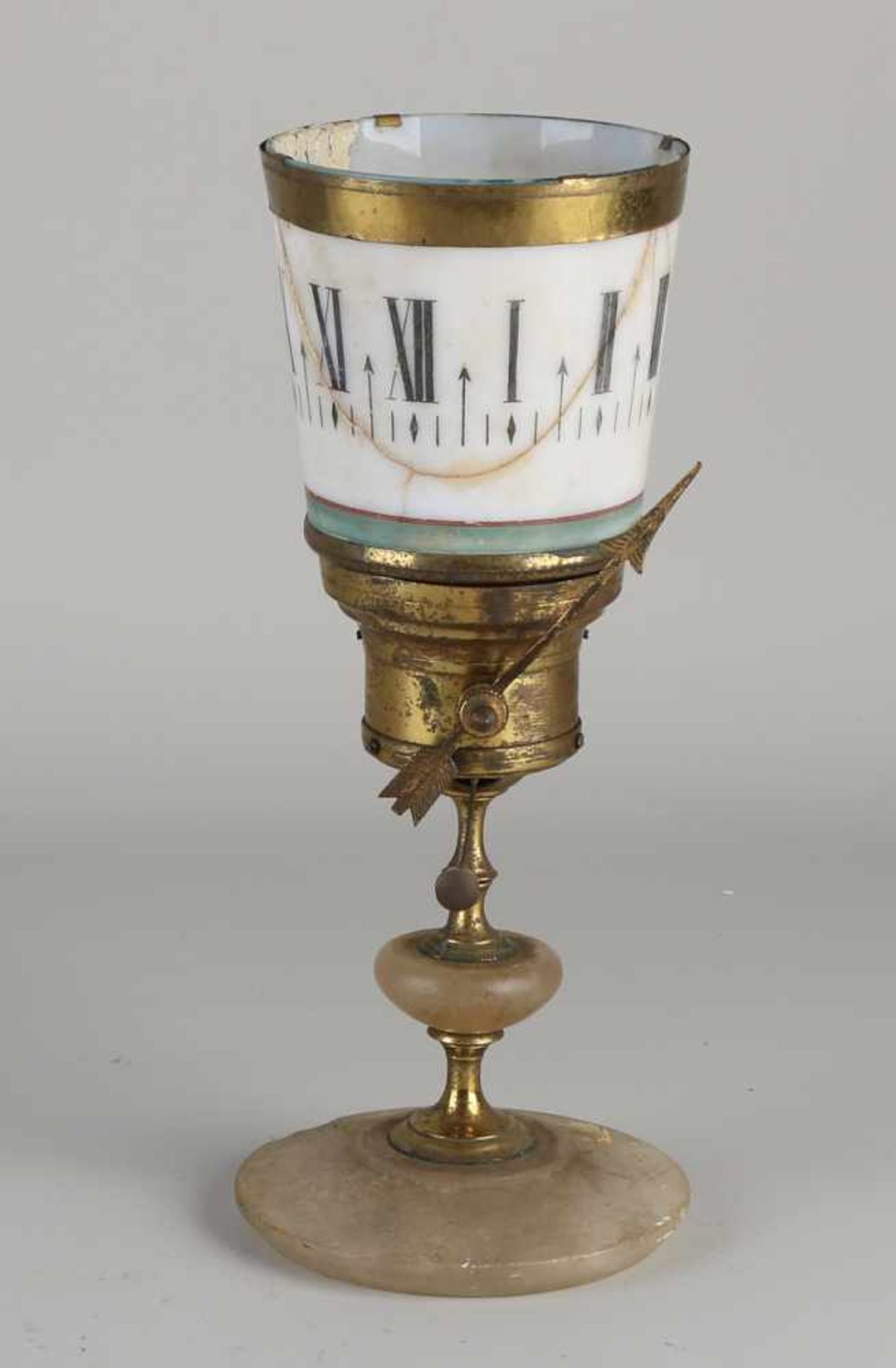 Antike französische Tournant Nachtuhr mit Alabastersockel und Glas für Kerzenlicht, geklebt. Um