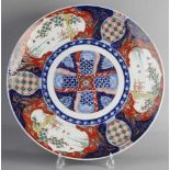 Große Imari-Porzellanschale aus dem 19. Jahrhundert mit Blumen- / Landschaftsdekoration. Größe: