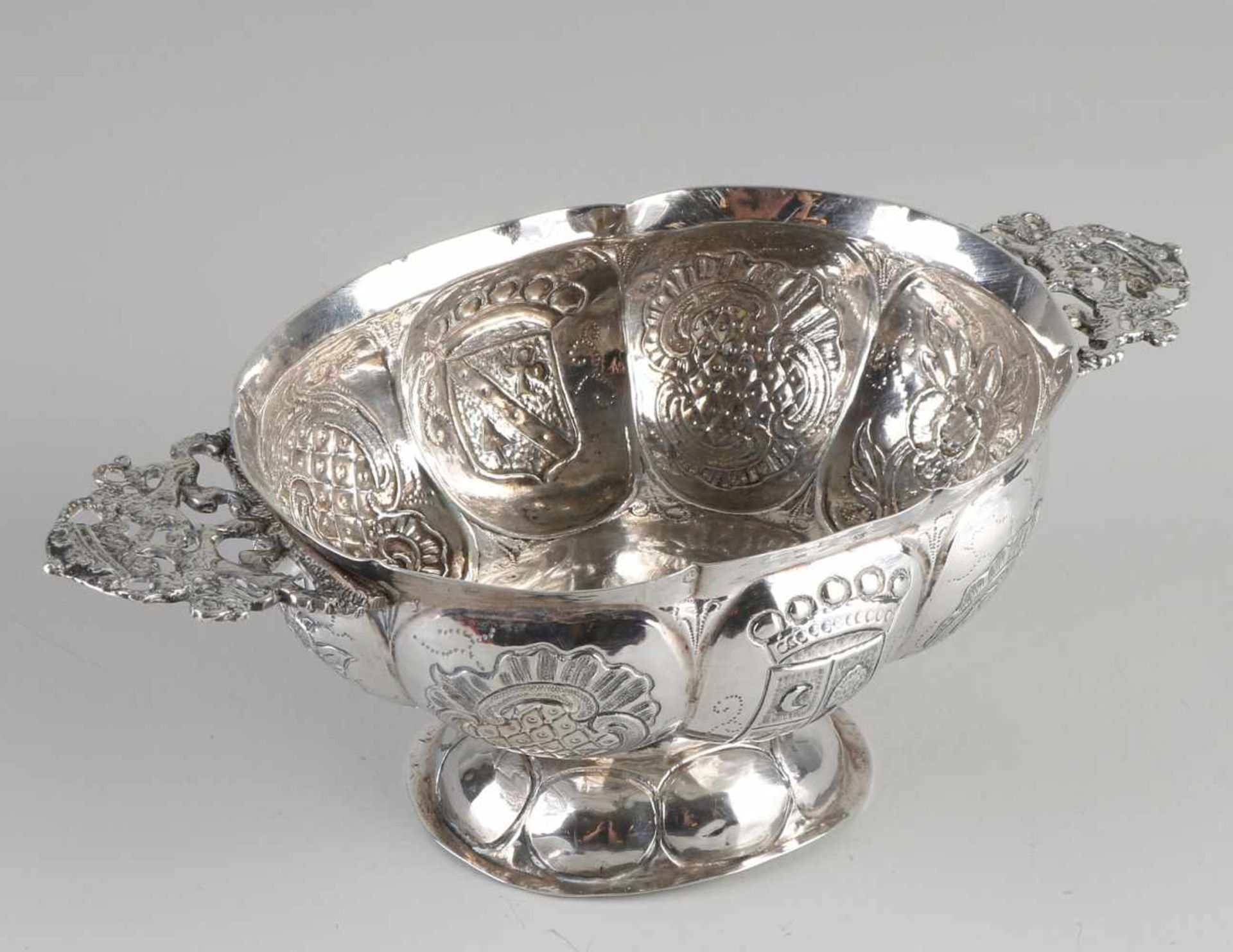Silberne Brandyschale, 833/000, ovales, gelapptes Modell, verziert mit einem getriebenen - Bild 2 aus 2
