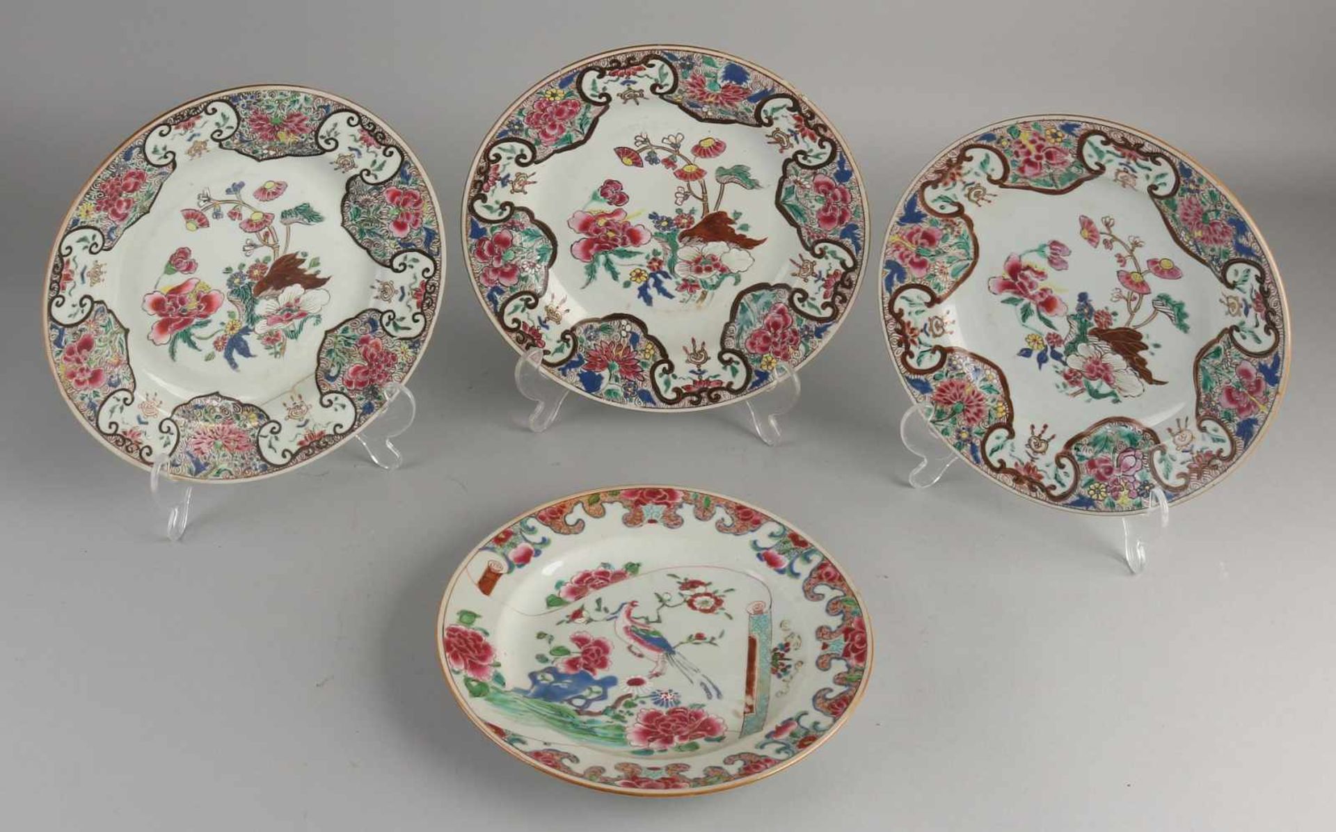 Vier chinesische Porzellanteller aus dem 18. bis 19. Jahrhundert mit Blumendekor. Drei Stücke