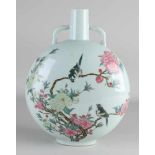 Große chinesische Porzellanfamilie Rose Moon Vase mit Blumen- / Vogeldekoration. Untere Marke.