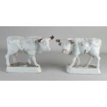 Zwei Delfter Fayence-Kühe aus dem 18. Jahrhundert mit weißer Glasur. Mögliche Restaurationen an