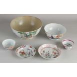 Sechs Teile antikes Porzellan der chinesischen Familie Rose. Verschiedene. Unter anderem; Schüss