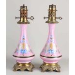 Zwei Petroleum-Petroleumlampen aus dem 19. Jahrhundert mit Messing- und Renaissance-Dekoren.