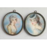 Zwei antike Miniaturbilder. Oval. Mit signierten Frauenporträts. 19. Jahrhundert. Ölfarbe auf