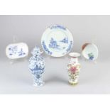 Fünfmal vielfältiges chinesisches Porzellan. Bestehend aus: Family Rose Vase, Haarlinien. Vase a