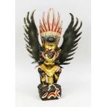 Große indonesische holzgeschnitzte Fabelfigur mit Polychromie und Golddekor. 20. Jahrhundert.