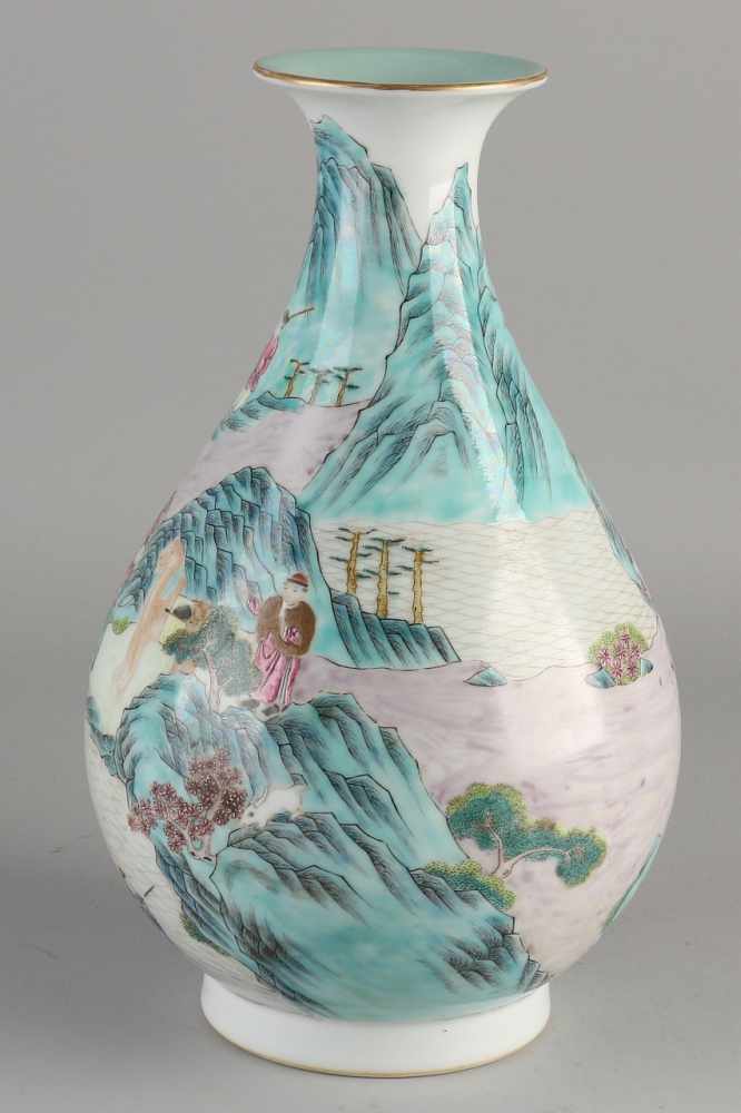 Schöne chinesische Porzellan-Familien-Rosenvase mit Figuren im Berglandschaftsdekor. Mit unterer - Image 2 of 3