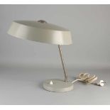 1960er Jahre graue Metall Schreibtischlampe. Design Louis Kalff. Abmessungen: H 37 x Ø 33 cm. In