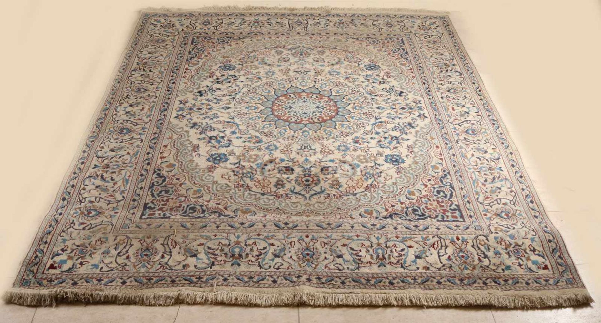 Großer cremefarbener Perserteppich mit Blumendekor. Blau, Türkis und so weiter. Größe: 251 x 1