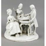 Große Figurengruppe aus weißem Porzellan. Mit drei Figuren, Hund und Skulptur. 20. Jahrhundert.