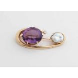 Elegante Brosche aus Gelbgold, 585/000, mit Amethyst, Perle und Diamant. Ovale lockige Brosche mit