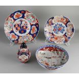 Vier Teile Imari-Porzellan aus dem 19. Jahrhundert. Bestehend aus: (1) Deckelvase mit