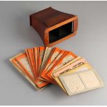 Antiker Mahagoni-Stereobetrachter mit verschiedenen Papierdarstellungen. Um 1910. Abmessungen: 16