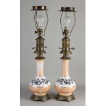 Zwei antike Porzellantischlampen. Elektrifizierte Petroleumlampen mit Messing- und Blumenbemalung.